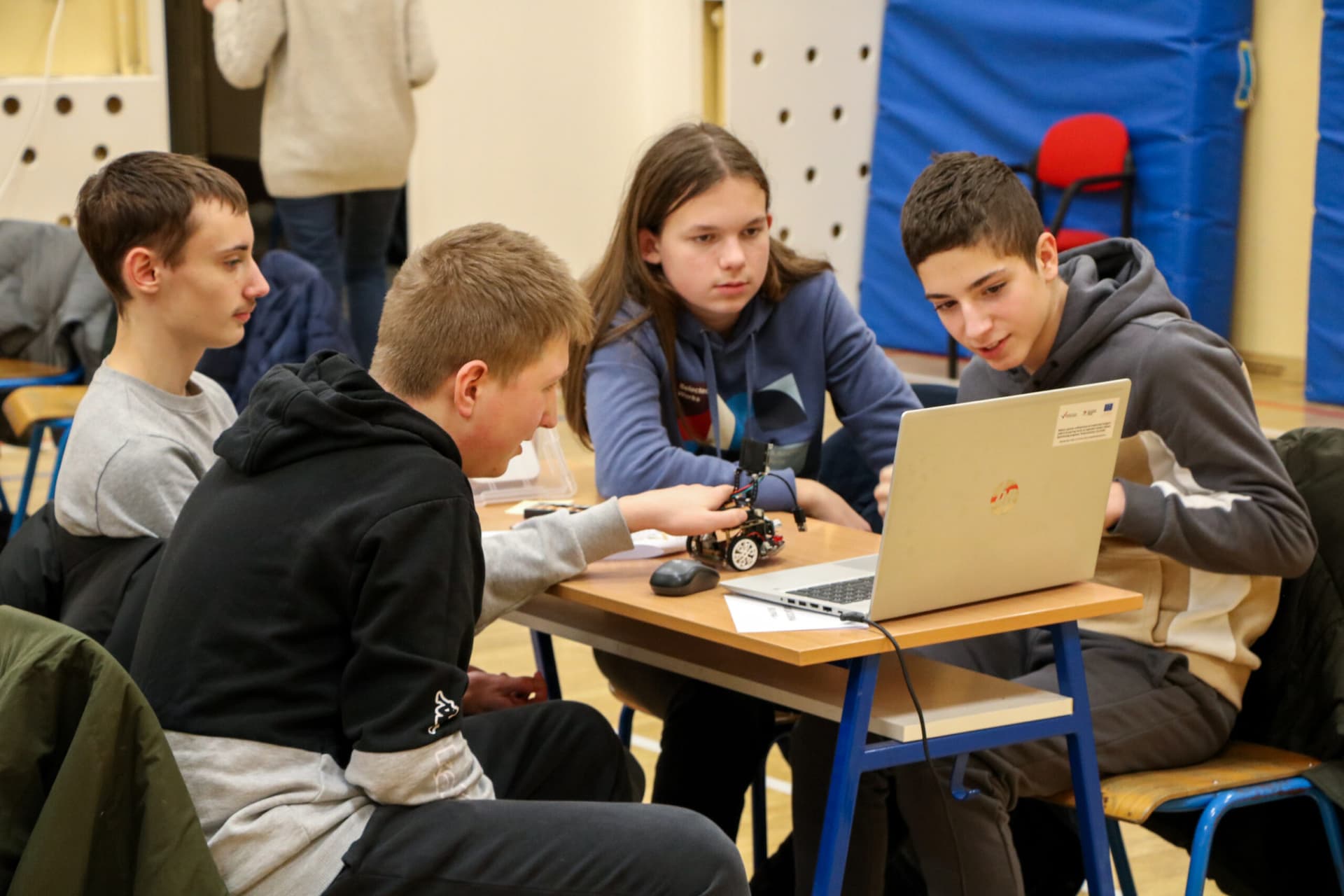 Učenici rade za računalom tijekom radionice